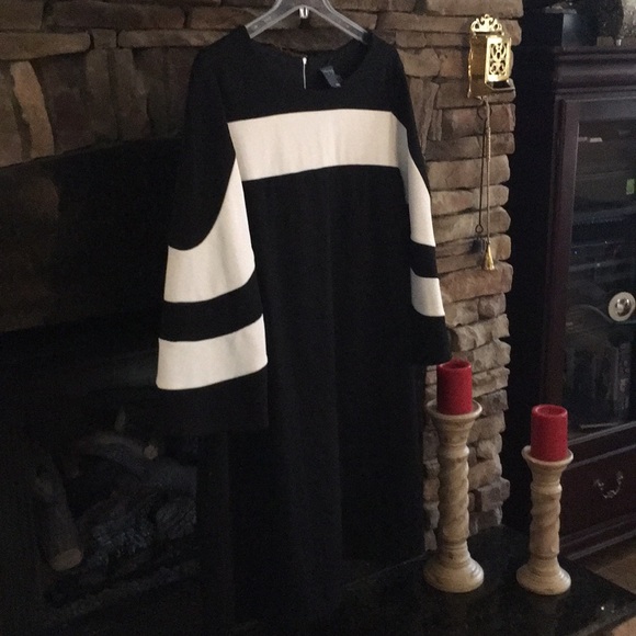 Gabby Skye Dresses & Skirts - Blk & White stylish dress/ exposed zipper in back.